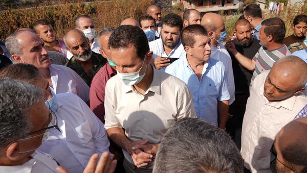 الرئيس بشار الأسد يزور قرية بلوران في ريف اللاذقية، وهي إحدى المناطق التي تعرضت للحرائق، سوريا 13 أكتوبر 2020 - سبوتنيك عربي