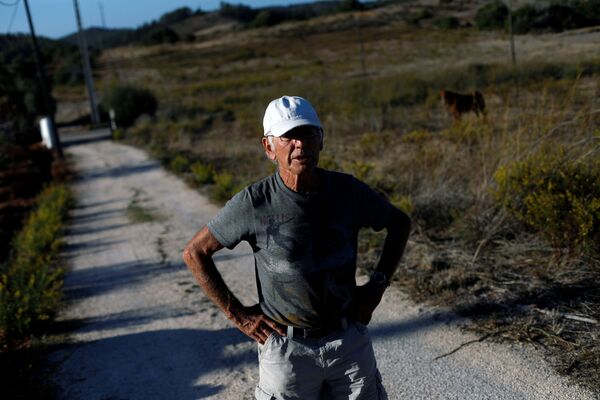 المزارع ريتشارد ألان يقف على أراضي مزرعة الأفوكادو الخاصة به، في منطقة ألغارفي (أو بالعربية: الغرب) بالقرب من لاغوس، البرتغال 5 أكتوبر 2020 - سبوتنيك عربي