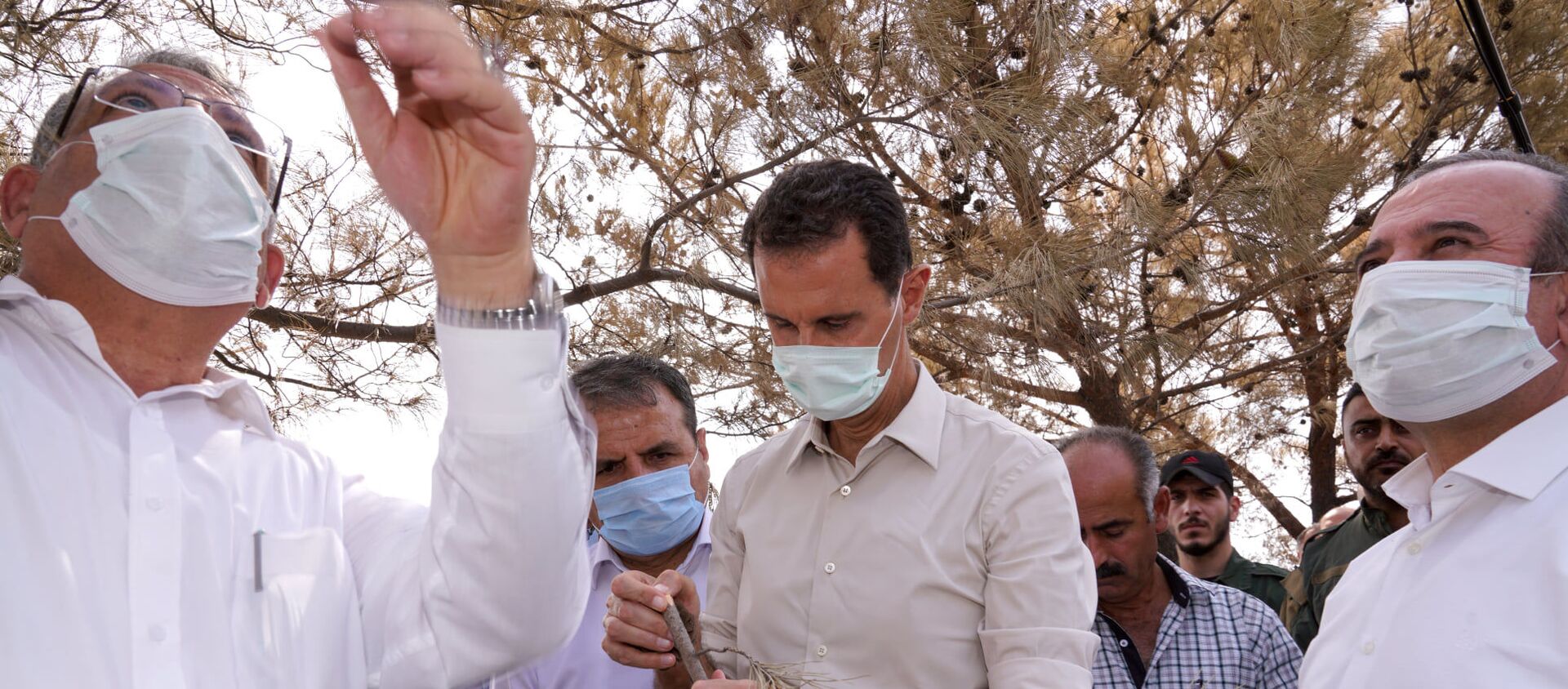  الرئيس بشار الأسد يزور منطقة كفردبيل، بريف جبلة، ضمن المناطق التي تعرضت للحرائق، سوريا 13 أكتوبر 2020 - سبوتنيك عربي, 1920, 24.03.2021