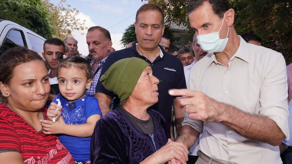  الرئيس بشار الأسد يزور قرية بسوت في ريف قرداحة، ضمن المناطق التي تعرضت للحرائق ويلتقي مع أهلها، سوريا 13 أكتوبر 2020 - سبوتنيك عربي