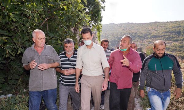  الرئيس بشار الأسد يزور المناطق التي تعرضت للحرائق ويلتقي مع أهلها، سوريا 13 أكتوبر 2020 - سبوتنيك عربي