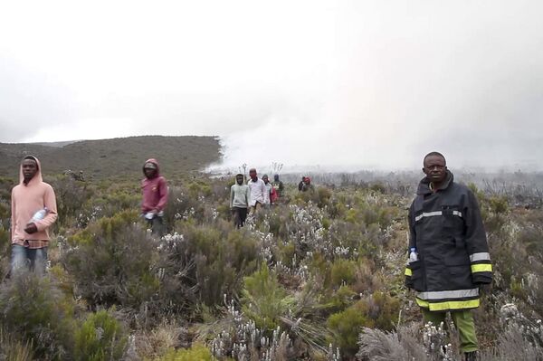 اشتعال حريق على قمة جبل كليمنجارو في تنزانيا، 12 أكتوبر 2020 - سبوتنيك عربي