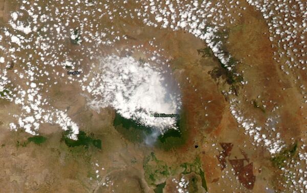 صورة من الأقمار الصناعية لاشتعال حريق على قمة جبل كليمنجارو في تنزانيا، 12 أكتوبر 2020 - سبوتنيك عربي