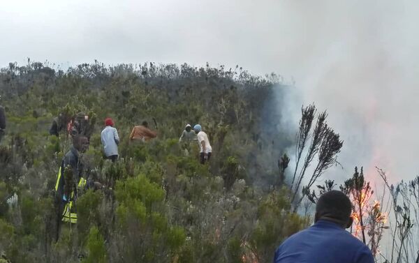 اشتعال حريق على قمة جبل كليمنجارو في تنزانيا، 12 أكتوبر 2020 - سبوتنيك عربي