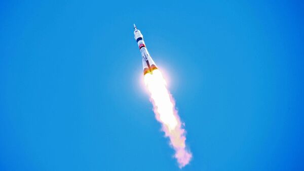 إطلاق صاروخ طراز سويوز إم إس17 بمركبة الفضاء المأهولة سويوز أم إس17، والتي أقلعت من بايكونور، لتلتحم مع مركبة الفضاء الدولية، 14 أكتوبر 2020 - سبوتنيك عربي