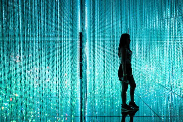 فتاة في معرضغابة من المصابيح المنيرة، بمتحف موري للفنون الرقمية في مدينة طوكيو، اليابان 14 أكتوبر 2020 - سبوتنيك عربي