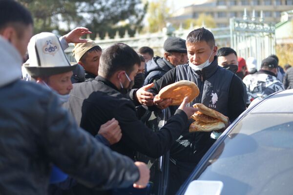 توزيع الخبز على المتظاهرين أمام فندق إسيك - كول في بيشكيك، قيرغيزستان، بيشكيك، 15 كتوبر 2020 - سبوتنيك عربي