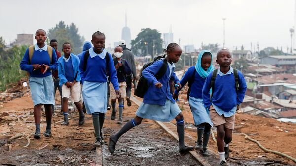 أطفال المدارس يسيرون على طول خط السكة الحديدية بين كينيا وأوغندا وسط إعادة الافتتاح الجزئي للمدارس، بعد أن ألغت الحكومة خططًا لإلغاء العام الدراسي بسبب جائحة فيروس كورونا (كوفيد-19)، في أحياء كيبيرا الفقيرة في نيروبي، كينيا، 12 أكتوبر  2020 .  - سبوتنيك عربي