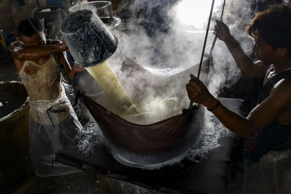 عمال يصنعون التوفو (عبارة عن لبنة) من فول الصويا في مصنع في مدينة باندا آتشيه، إندونيسيا 12 أكتوبر 2020 - سبوتنيك عربي