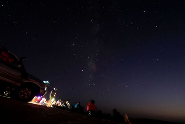 الاستمتاع بمشاهدة نجوم السماء بعد رحلة سفاري في واحة سيوة، صحراء مصر الغربية 15 أكتوبر 2020 - سبوتنيك عربي