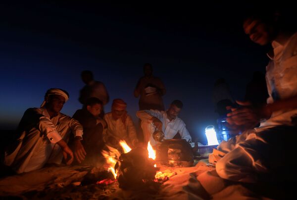 بدويون يصنعون الشاي على الحطب في واحة سيوة، صحراء مصر الغربية 15 أكتوبر 2020 - سبوتنيك عربي