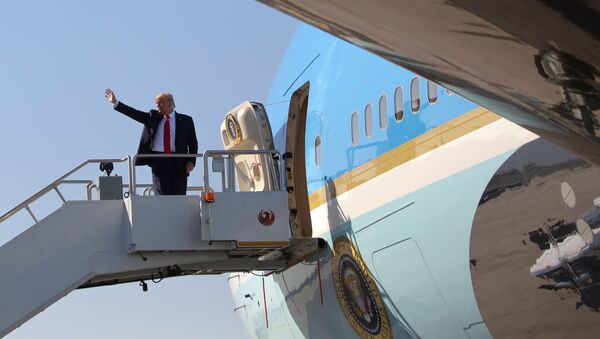 الرئيس الأمريكي دونالد ترامب في طريق عودته إلى واشنطن، الولايات المتحدة، 19 أكتوبر 2020 - سبوتنيك عربي