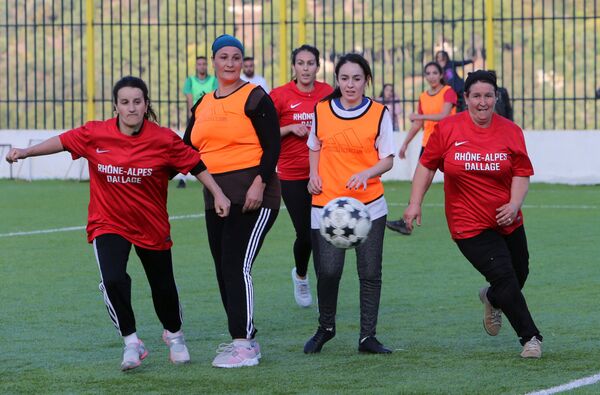 مشاركات في بطولة محلية لكرة القدم النسائية بقرية الساحل بمنطقة القبائل البربرية في الجزائر، 16 أكتوبر 2020 - سبوتنيك عربي