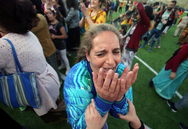 عايدة، 41 عاما، حارسة مرمى تحتفل بفوز فريقها في بطولة محلية لكرة القدم النسائية بقرية الساحل بمنطقة القبائل البربرية في الجزائر، 16 أكتوبر 2020 - سبوتنيك عربي