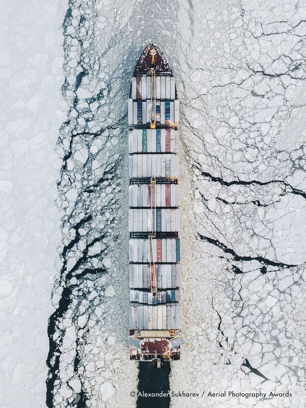 صورة بعنوان الخليج الفنلندي، للمصور الروسي ألكسندر سوخاريف، الفائزة في فئة التصوير النقل من مسابقة جوائز التصوير الجوي لعام 2020 - سبوتنيك عربي