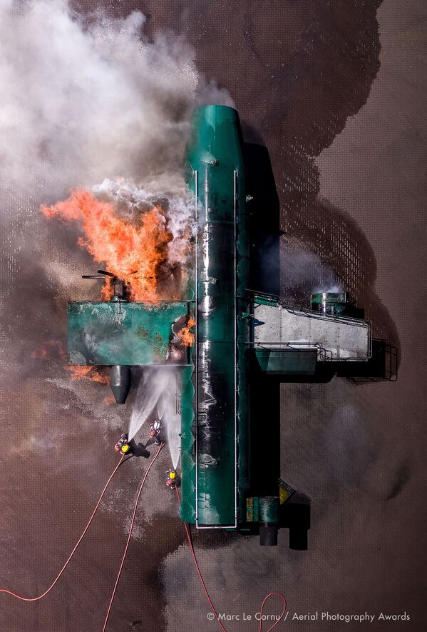 صورة بعنوان الهجوم على النار المشتعلة، للمصور البريطاني مارك لو كورنو، الفائزة في فئة التصوير فيلم وثائقي من مسابقة جوائز التصوير الجوي لعام 2020 - سبوتنيك عربي