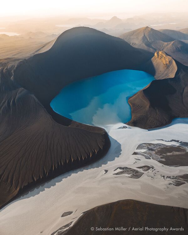 صورة بعنوان سكينغسيفاتن (مرتفعات أيسلندا)، للمصور السويسري سيباستيان موللر، الفائزة في فئة التصوير الطبيعة من مسابقة جوائز التصوير الجوي لعام 2020 - سبوتنيك عربي
