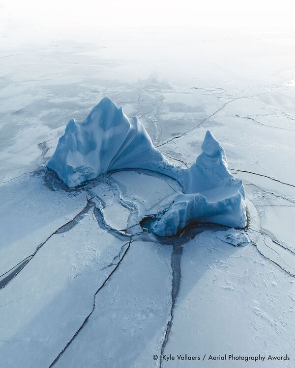 صورة بعنوان جنة القطب الشمالي، للمصور البريطاني كايلي فولايرز، الفائزة في فئة التصوير مناظر مائية من مسابقة جوائز التصوير الجوي لعام 2020 - سبوتنيك عربي
