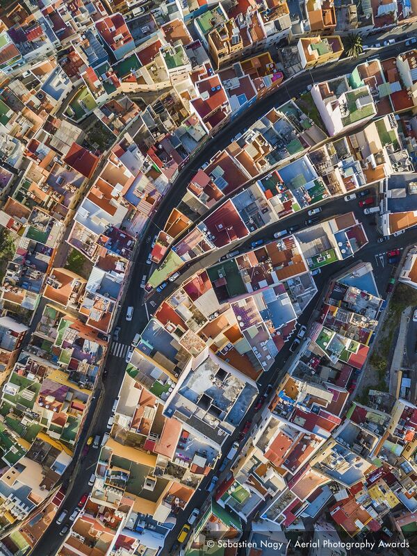 صورة بعنوان قوس قزح الإسباني، للمصور البلجيكي سيباستيان ناغي، الفائزة في فئة التصوير مناظر مدنية من مسابقة جوائز التصوير الجوي لعام 2020 - سبوتنيك عربي