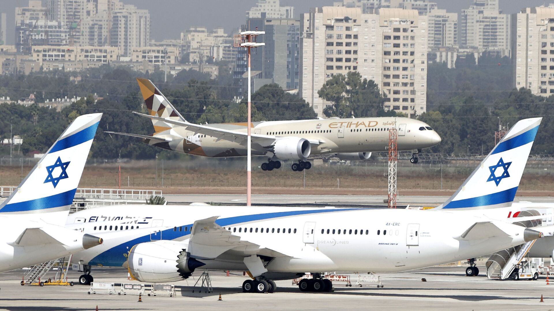 وصول أول وفد حكومي إماراتي إلى إسرائيل، مطار بن غوريون الدولي، تل أبيب 20 أكتوبر 2020 - سبوتنيك عربي, 1920, 05.12.2021