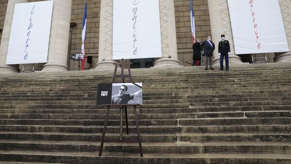  صورة المدرس المقتول صامويل باتي بشريط أسود على درج الجمعية الوطنية في باريس - فرنسا - سبوتنيك عربي