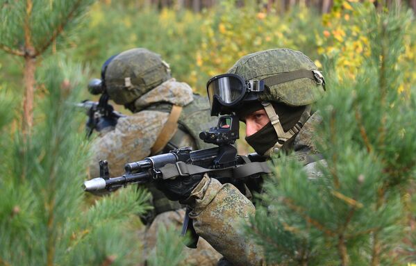 تدريبات معقدة للقوات الخاصة التابعة للمنطقة العسكرية الغربية لروسيا في ساحة التدريب في منطقة بسكوف الروسية، 20 أكتوبر 2020 - سبوتنيك عربي