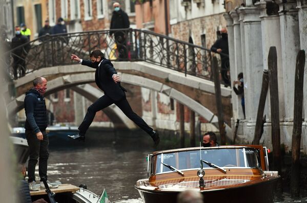 الممثل الأمريكي توم كروز يقفز بين مركبين أثناء تصوير لقطة من افيلم مهمة مستحيلة: ليبرا في البندقية، إيطاليا 20 أكتوبر 2020. - سبوتنيك عربي