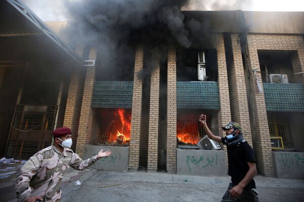  أنصار الحشد الشعبي يشعلون النار بمقر الحزب الديمقراطي الكردستاني في بغداد، العراق 17 أكتوبر 2020 - سبوتنيك عربي