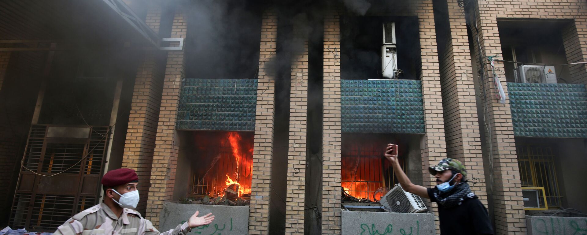  أنصار الحشد الشعبي يشعلون النار بمقر الحزب الديمقراطي الكردستاني في بغداد، العراق 17 أكتوبر 2020 - سبوتنيك عربي, 1920, 20.04.2024