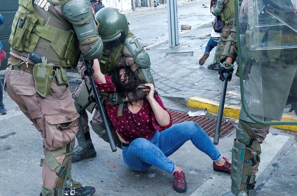 احتجاز الشرطة لأحد المتظاهرين أثناء احتجاجات مناهضة لحكومة تشيلي في فالبارايسو، 19 أكتوبر 2020 - سبوتنيك عربي
