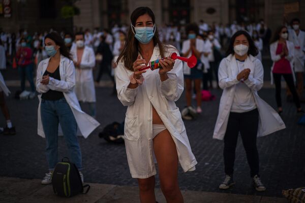 يشارك الأطباء في إضراب احتجاجا على ظروف العمل في برشلونة، إسبانيا 20 أكتوبر 2020 - سبوتنيك عربي
