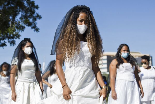 طالبات جامعة الحكم الذاتي يشاركن في مسيرة العرائس في سانتو دومينغو في 20 أكتوبر 2020. - سبوتنيك عربي