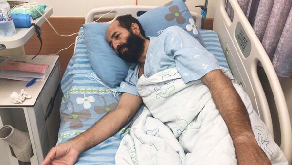 الأسير ماهر الأخرس، في مستشفى في ريموت، إسرائيل 13 أكتوبر 2020 - سبوتنيك عربي