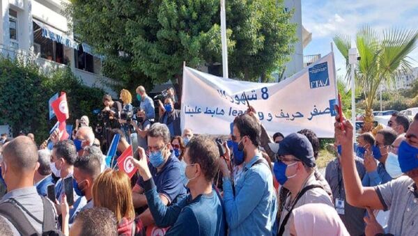 عاملون بقطاع السياحة يتظاهرون احتجاجا على تردي أوضاعهم في تونس - سبوتنيك عربي