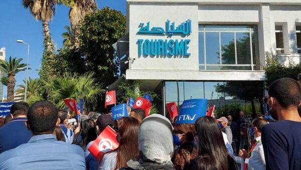 عاملون بقطاع السياحة يتظاهرون احتجاجا على تردي أوضاعهم في تونس - سبوتنيك عربي