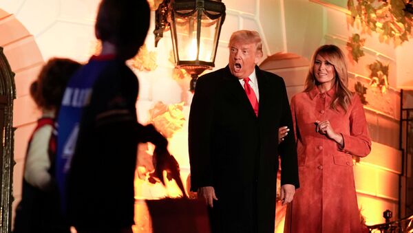 الرئيس الأمريكي دونالد ترامب وزوجته ميلانيا ترامب يستضيفان فعالية بمناسبة هالوين في فناء البيت الأبيض في واشنطن، الولايات المتحدة 25 أكتوبر 2020 - سبوتنيك عربي