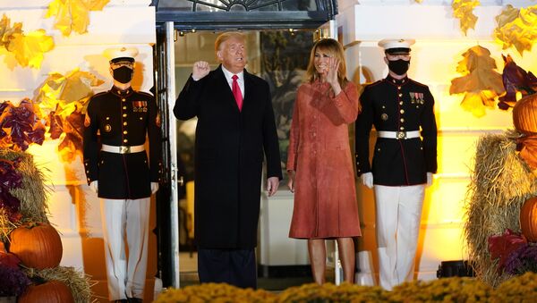 الرئيس الأمريكي دونالد ترامب وزوجته ميلانيا ترامب يستضيفان فعالية بمناسبة هالوين في فناء البيت الأبيض في واشنطن، الولايات المتحدة 25 أكتوبر 2020 - سبوتنيك عربي