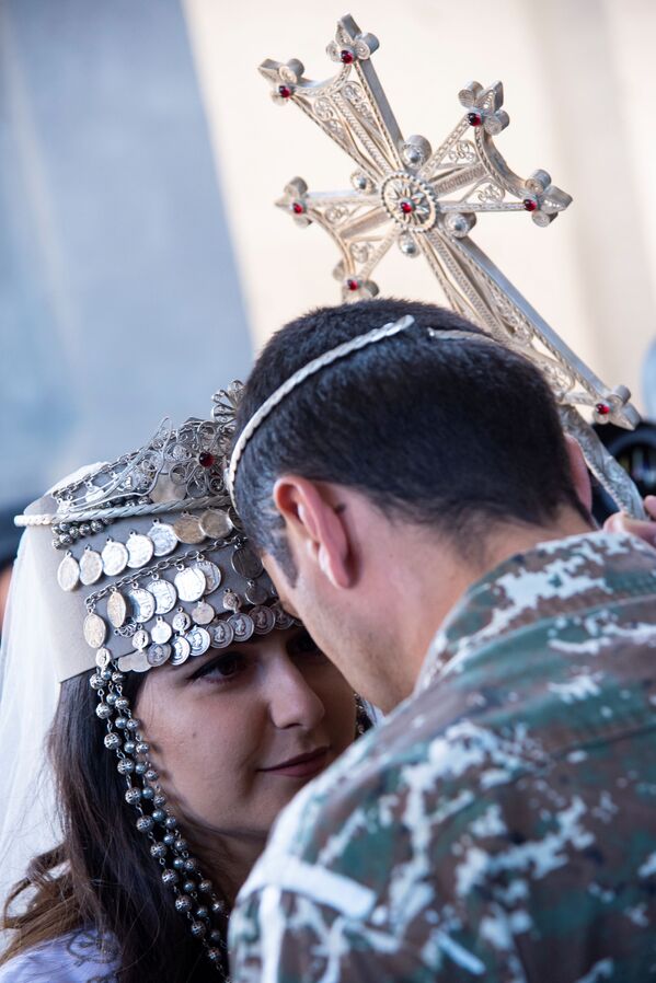 هوفانيس هوفسيبيان ومريم سركسيان، من سكان ناغورني قره باغ، يقيمان حفل زفافهما في كاتدرائية غزانتشيتسوت الأرمنية (كاتدرائية المسيح القديس المخلص)، في بلدة شوشي (شوشا)، بينما لايزال النزاع العسكري في المنقطة مستمرا بين أرمينيا وأذربيجان، 24 أكتوبر 2020 - سبوتنيك عربي