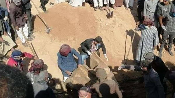 اكتشاف مقبرة جماعية لأبناء القبائل العربية قتلهم تنظيم داعش الإرهابي في دير الزور، شرقي سوريا - سبوتنيك عربي