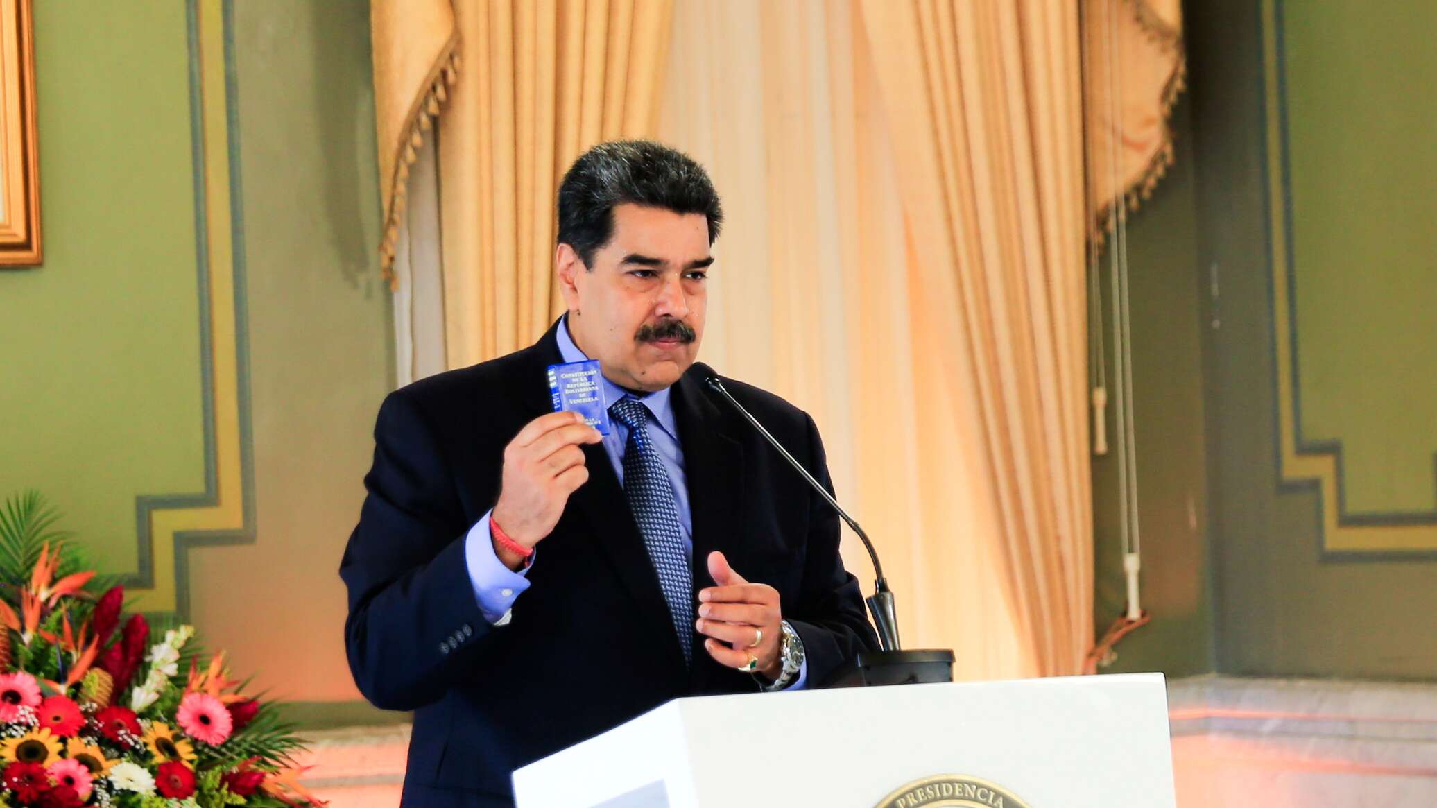 الرئيس الفنزويلي يعلن تعرضه لمحاولة اغتيال فاشلة خلال تجمع حاشد في كاراكاس