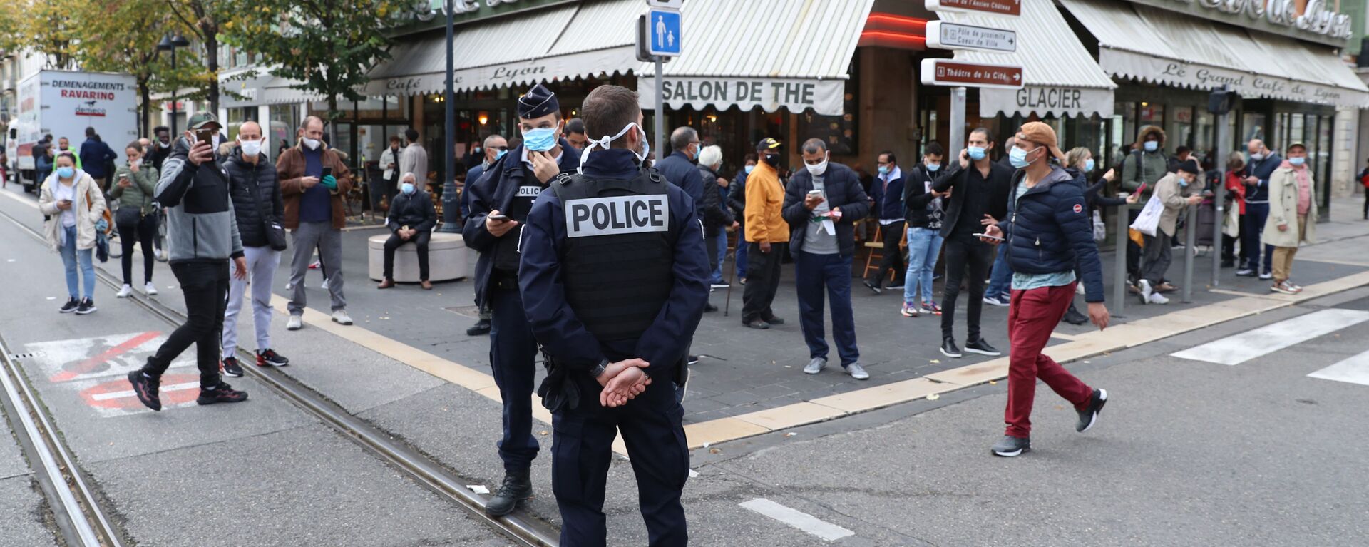  الشرطة الفرنسية في موقع هجوم طعن بالسكين أمام كاتدرائية نوتردام في مدينة نيس، فرنسا 29 أكتوبر 2020 - سبوتنيك عربي, 1920, 24.07.2021