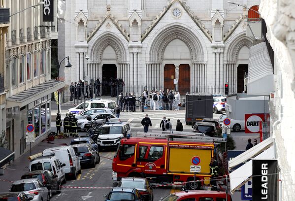 وصل الشرطة الفرنسية إلى موقع حادثة طعن في كاتدرائية نوتردام في مدينة نيس، فرنسا 29 أكتوبر 2020  - سبوتنيك عربي