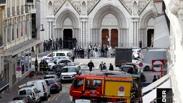 وصل الشرطة الفرنسية إلى موقع حادثة طعن في كاتدرائية نوتردام في مدينة نيس، فرنسا 29 أكتوبر 2020  - سبوتنيك عربي