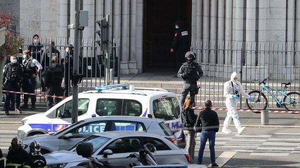  الشرطة الفرنسية في موقع هجوم طعن بالسكين أمام كاتدرائية نوتردام في مدينة نيس، فرنسا 29 أكتوبر 2020 - سبوتنيك عربي