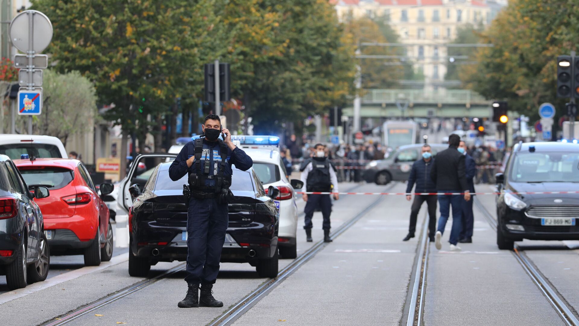  الشرطة الفرنسية في موقع هجوم طعن بالسكين أمام كاتدرائية نوتردام في مدينة نيس، فرنسا 29 أكتوبر 2020 - سبوتنيك عربي, 1920, 23.11.2021