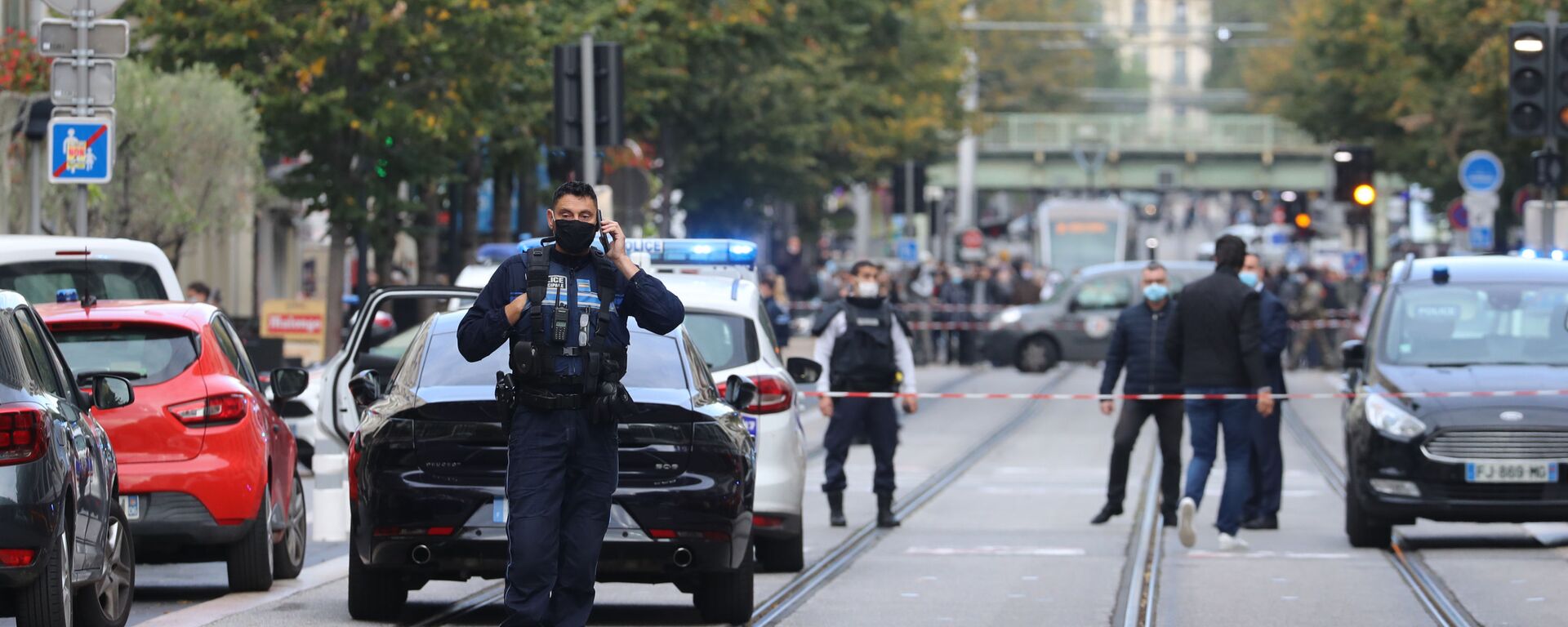  الشرطة الفرنسية في موقع هجوم طعن بالسكين أمام كاتدرائية نوتردام في مدينة نيس، فرنسا 29 أكتوبر 2020 - سبوتنيك عربي, 1920, 04.06.2022