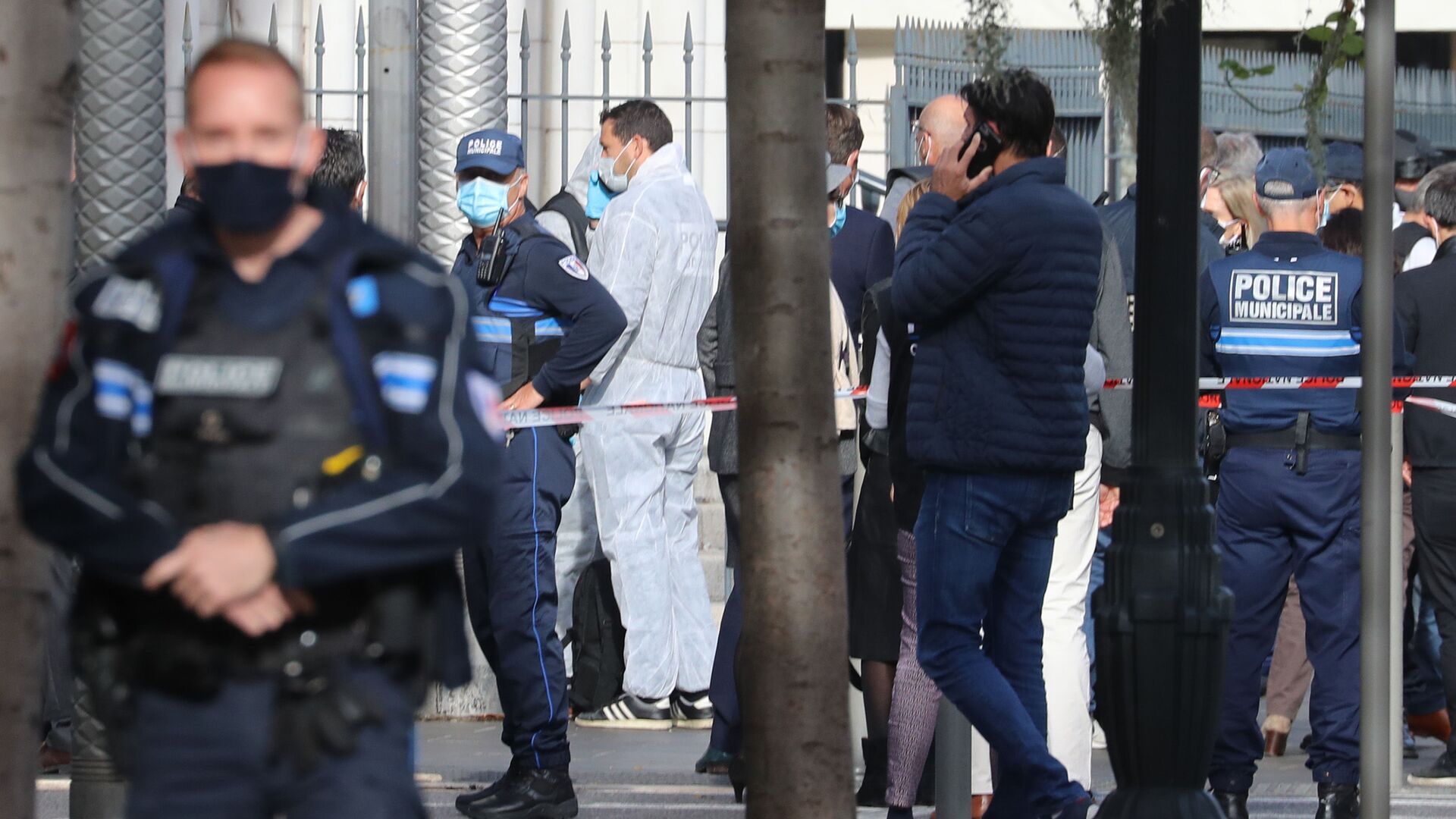  الشرطة الفرنسية في موقع هجوم طعن بالسكين أمام كاتدرائية نوتردام في مدينة نيس، فرنسا 29 أكتوبر 2020 - سبوتنيك عربي, 1920, 27.10.2021