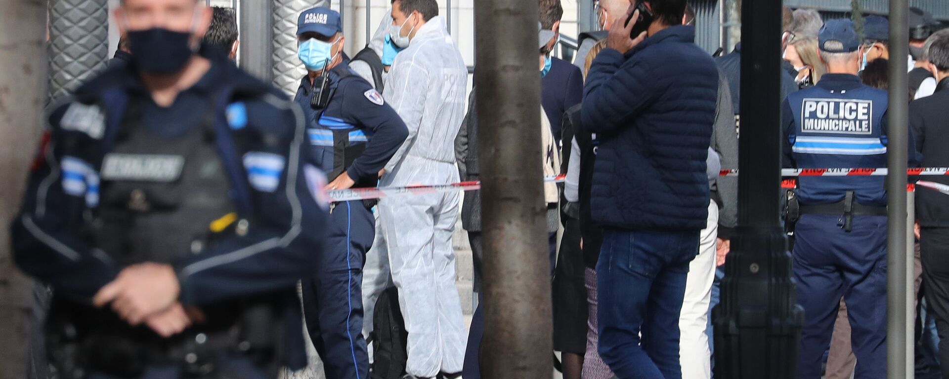  الشرطة الفرنسية في موقع هجوم طعن بالسكين أمام كاتدرائية نوتردام في مدينة نيس، فرنسا 29 أكتوبر 2020 - سبوتنيك عربي, 1920, 17.02.2021