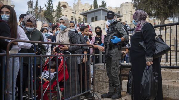 فلسطينيون ينتظرون في طابور للعبور إلى  المسجد الأقصى لإحياء ذكرى المولد النبوي، القدس  29 أكتوبر/ تشرين الأول 2020 - سبوتنيك عربي