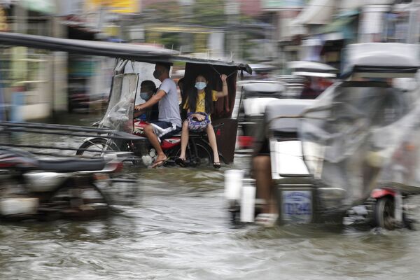 تداعيات إعصار مولافي في شوارع الفلبين، 26 أكتوبر 2020 - سبوتنيك عربي